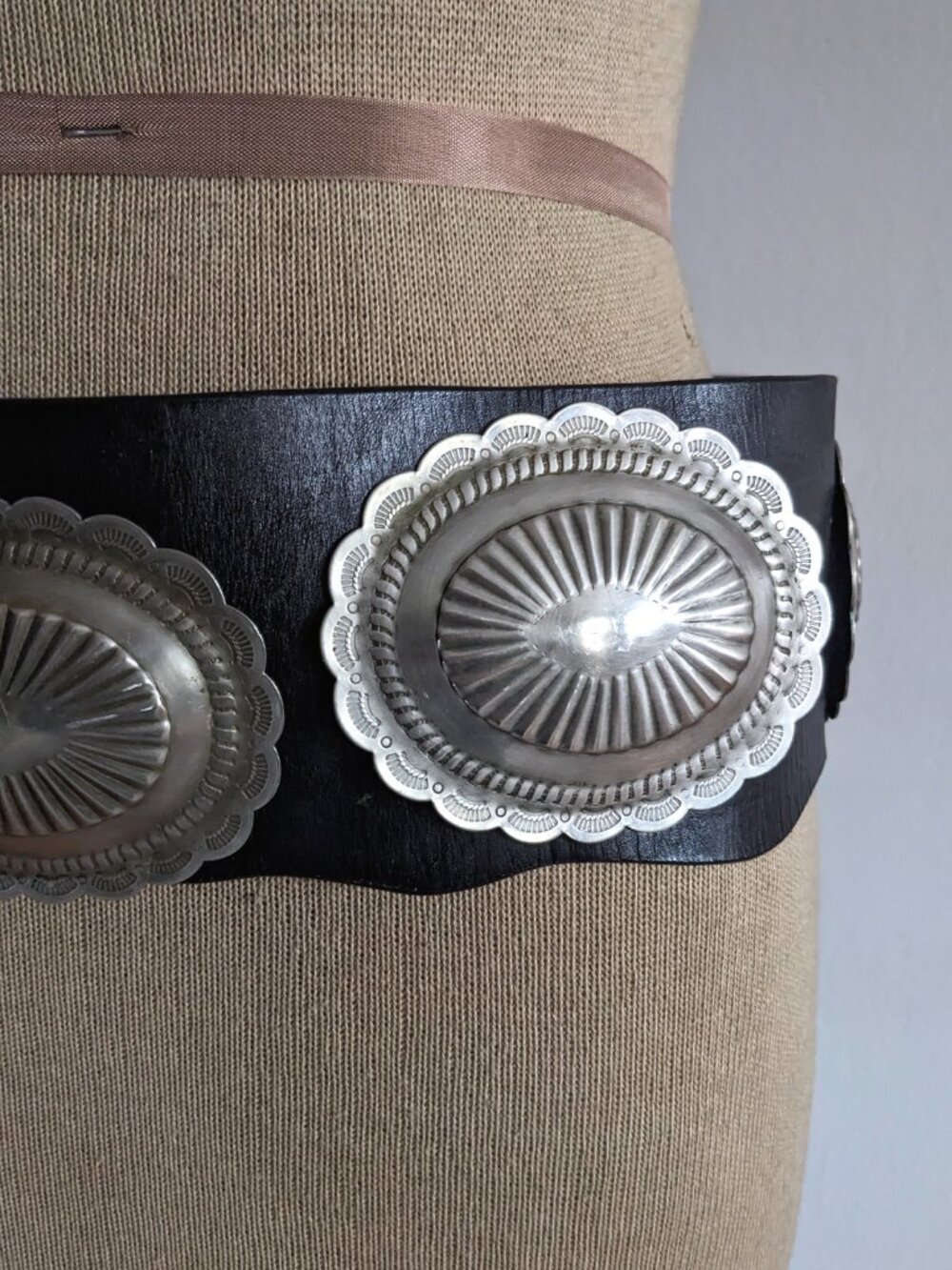 70s Vtg Handmade Silver Medallion & Black Leather Western Belt - Picture 7 of 8